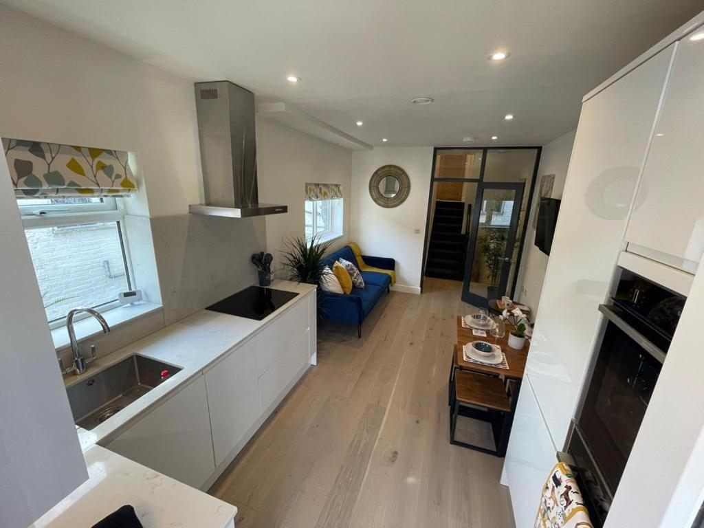 Two Bedroom Apartment - Londra Dış mekan fotoğraf