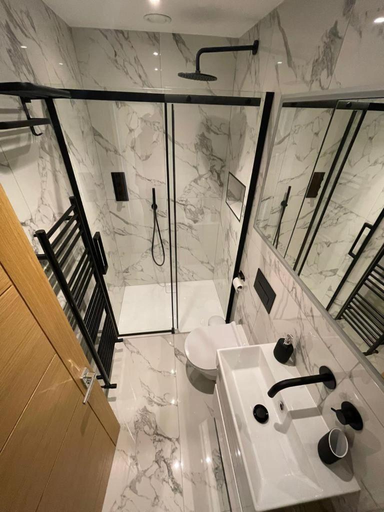 Two Bedroom Apartment - Londra Dış mekan fotoğraf